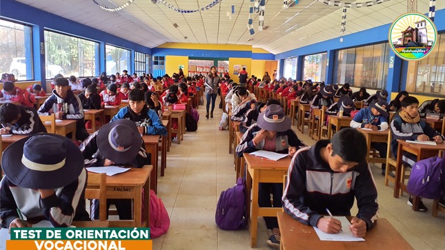 Foto de estudiantes durante su test de Orientacion Vocacional