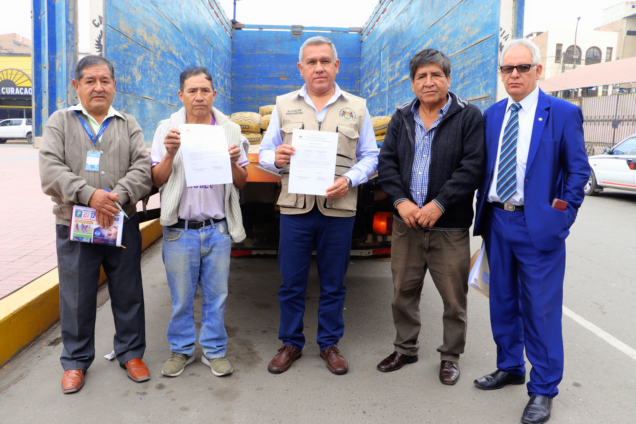 Alcalde provincial donó 50 bolsas de cemento que servirán para recuperar canal de regadío en Atavillos Bajo