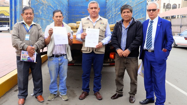 Alcalde provincial donó 50 bolsas de cemento que servirán para recuperar canal de regadío en Atavillos Bajo
