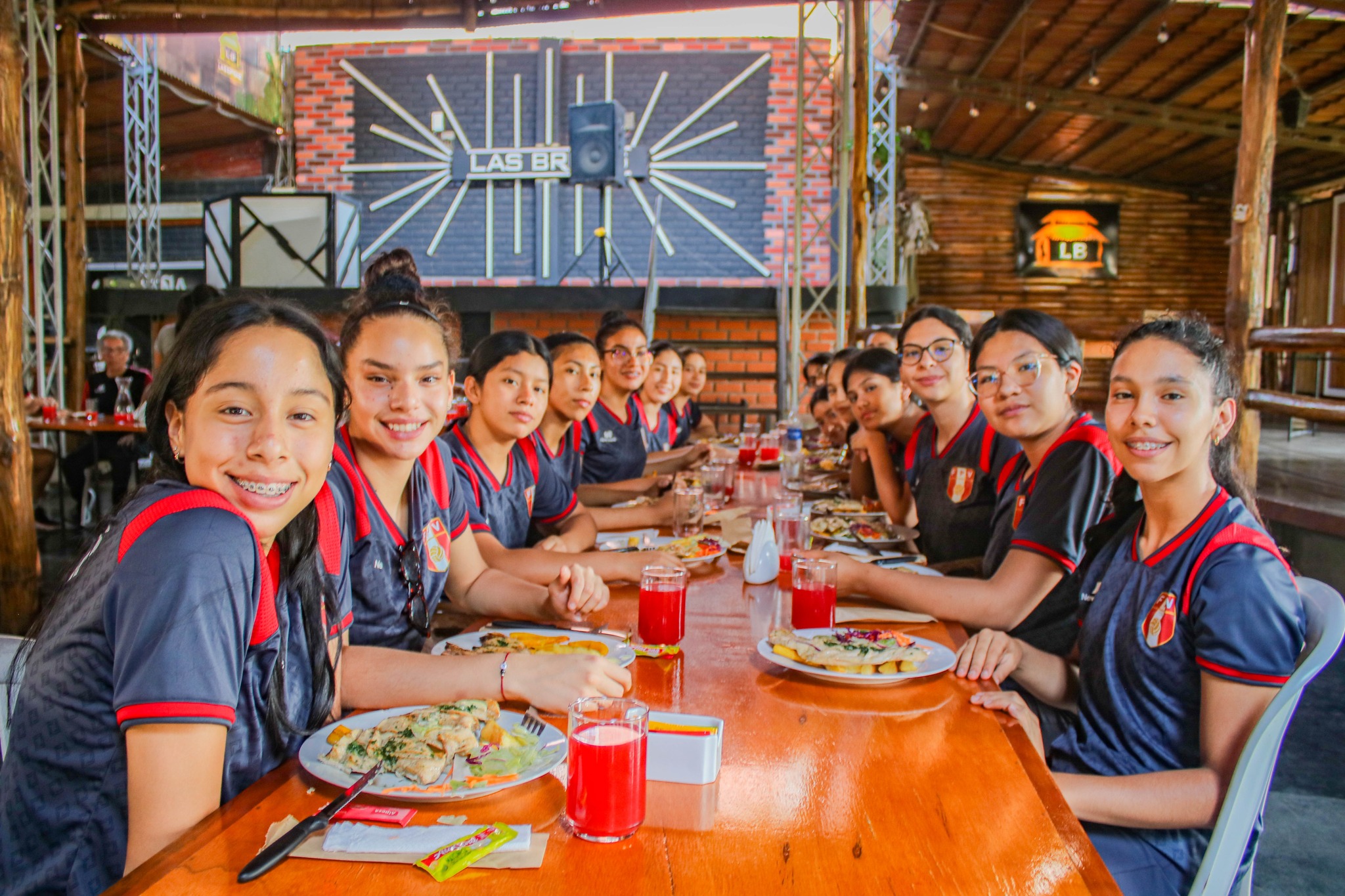 almuerzo de jugadoras de vóley de la Sub 17