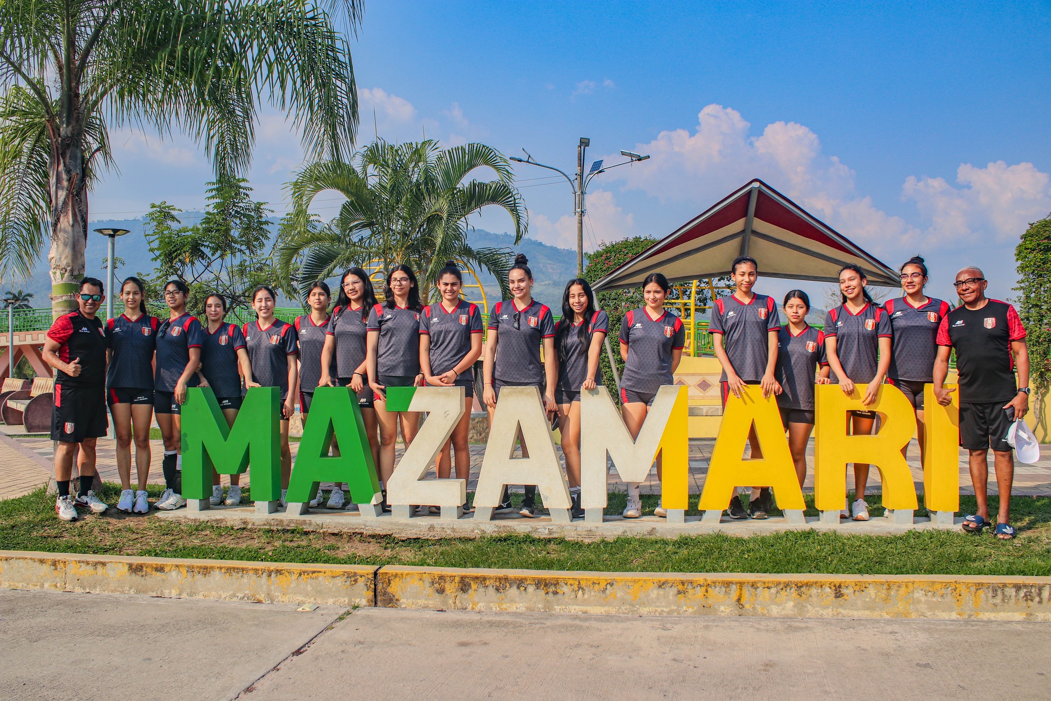 Jugadoras de vóley de la Sub 17 en el parque de mazamari