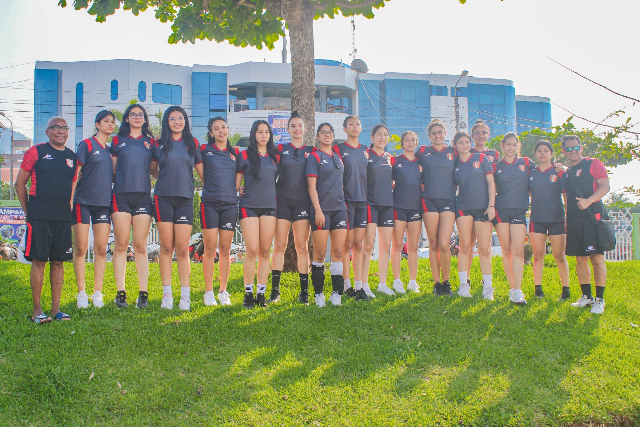 Jugadoras de Voley de la Sub 17 frente a la Municipalidad de Mazamari