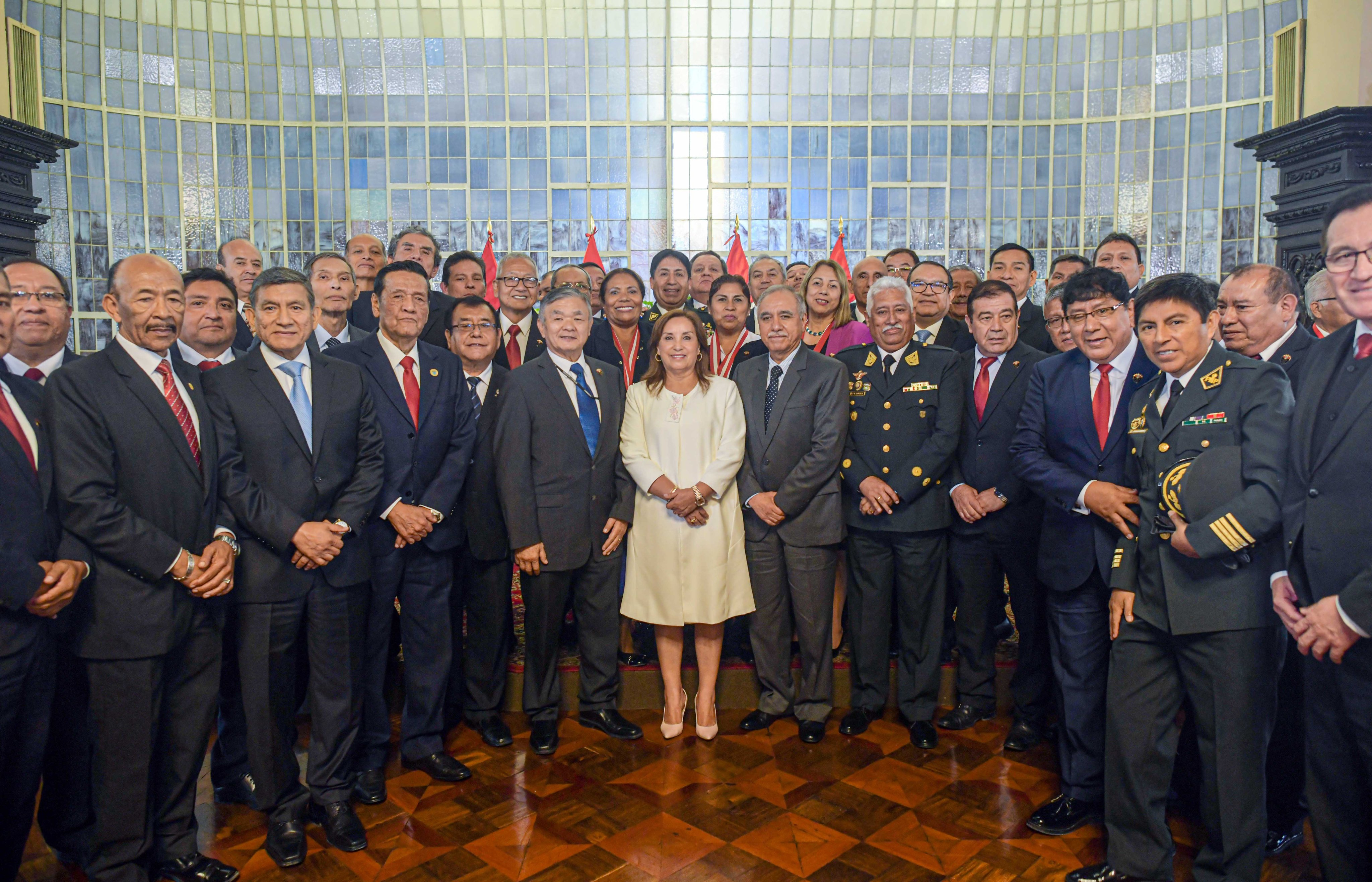 Presidenta Boluarte participa en ceremonia de condecoración a peruanos con la medalla Defensor de la Democracia y reconocimiento al GEIN