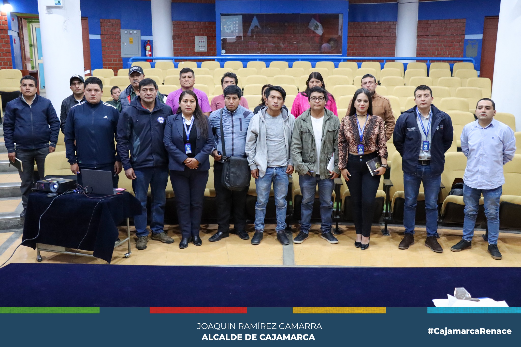 La Municipalidad Provincial de Cajamarca continúa su compromiso con la seguridad vial y el orden en el transporte público, llevando a cabo una nueva capacitación dirigida a sus inspectores de transporte. En esta ocasión, el enfoque estuvo en la actualización de los protocolos de intervención, la comprensión de los códigos de la tabla de infracciones y el fortalecimiento de los procedimientos adecuados para enfrentar actos hostiles.
👨🏫Esta capacitación estuvo a cargo del especialista en transporte y tránsito terrestre Wilmer Ispilco y del Mg. Gustavo Aguilar, Director coordinador CONET Cajamarca.
✅Reafirmamos nuestro compromiso con la seguridad vial y el orden en el transporte público, trabajando en estrecha colaboración con sus inspectores de transporte para asegurar un entorno más seguro y ordenado en las calles de la ciudad. Estas capacitaciones periódicas son fundamentales para mantener la calidad de los servicios y la protección de los ciudadanos.