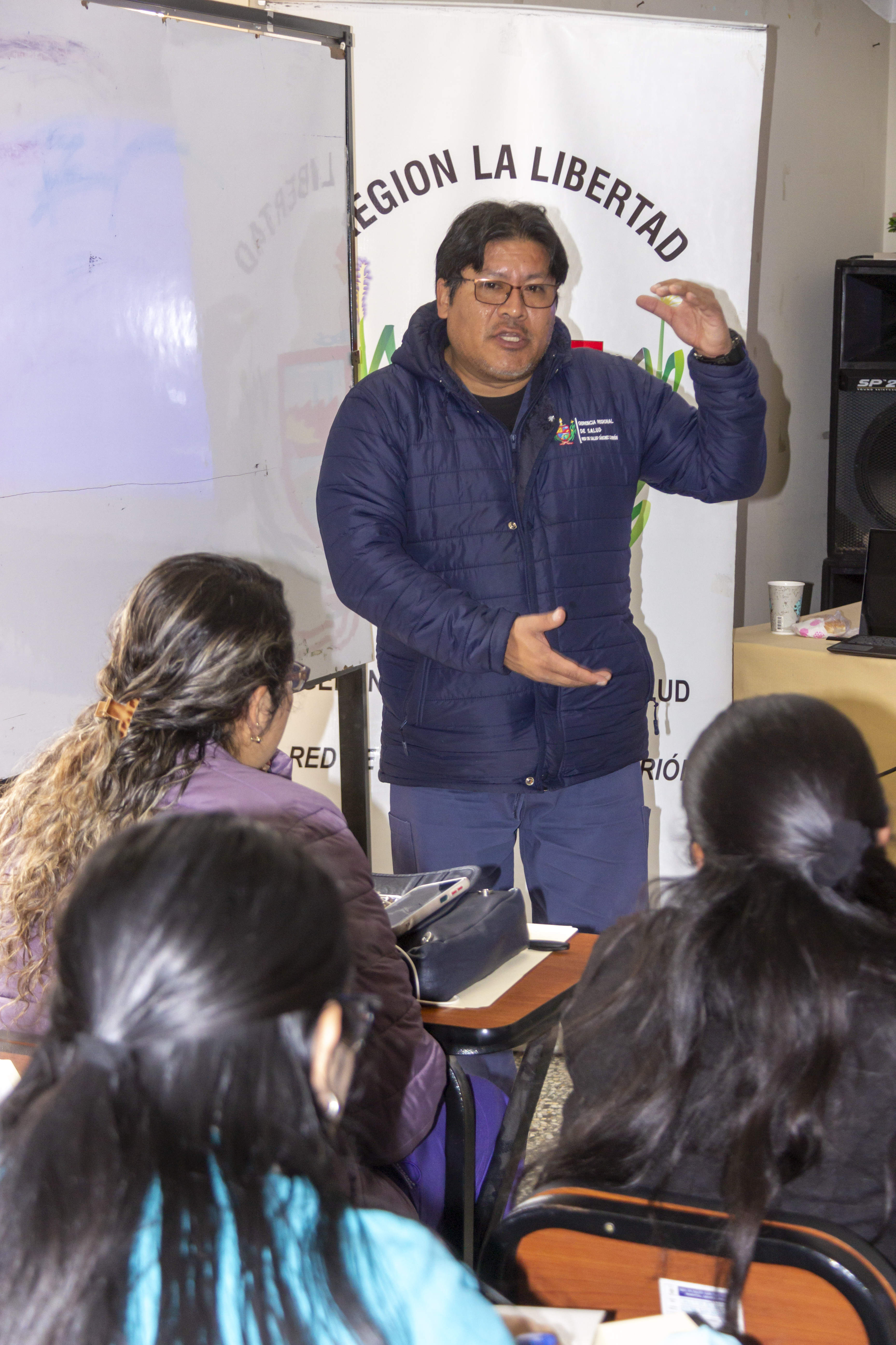 Foto Dr. Miguel Casanova realizando la capacitación.
