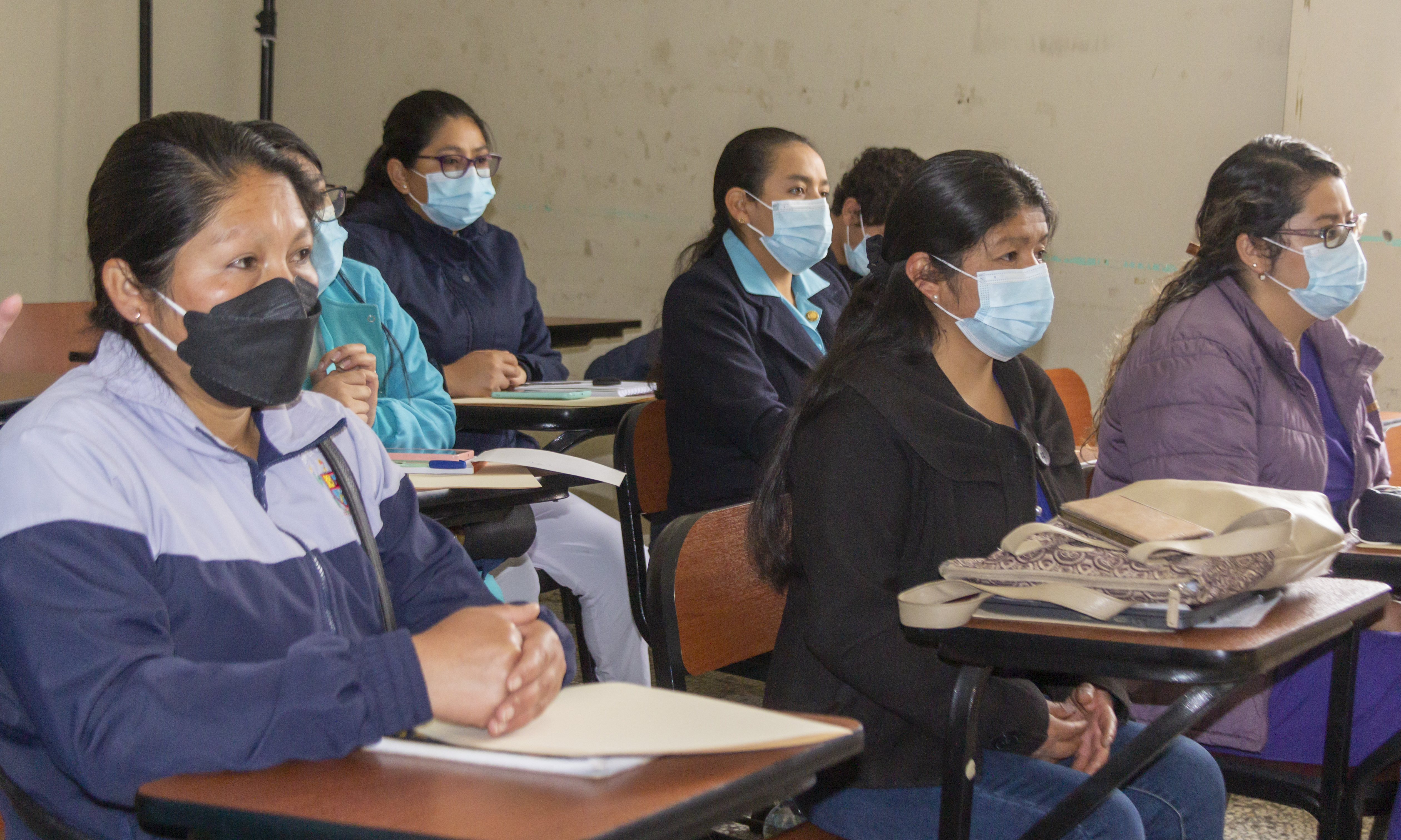 Foto personal médico atendiendo a la capacitación.