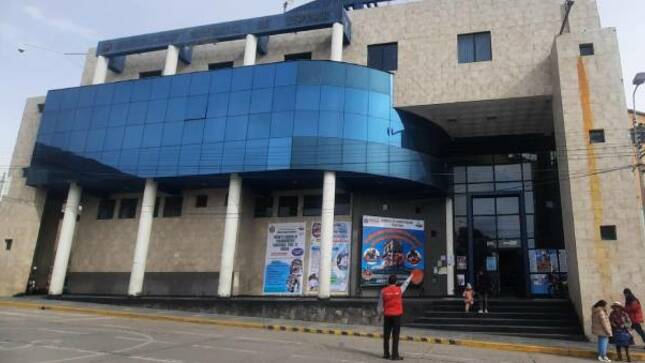 La Contraloría General de la República evidenció que la Municipalidad Provincial de Espinar y las distritales de Pichigua, Condoroma, Coporaque y Alto Pichigua contrataron y pagaron a familiares de exautoridades elegidas por voto popular que se encontraban impedidos de contratar con el Estado, hecho que afectó la legalidad y la transparencia con la que rige la normativa de contrataciones del Estado.