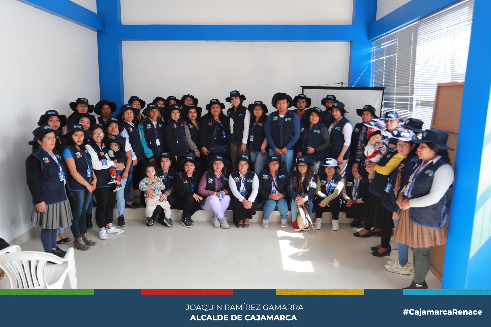 La Municipalidad Provincial de Cajamarca, a través de la subgerencia de Salud, realizó la entrega de implementos a más de 170 actores sociales del compromiso 1 "Mejora del estado nutricional y de salud de los niños y niñas de 3 a 12 meses".
👉Ellos son los encargados de realizar y monitorear a todos nuestros niños brindando información adecuada sobre la preparación de alimentos ricos en hierro, lavado de manos, entre otros; con el propósito de mejorar las prácticas saludables con énfasis en el consumo de hierro, fortaleciendo la salud y estado nutricional de los menores de edad con la finalidad de prevenir la anemia y la desnutrición crónica infantil.