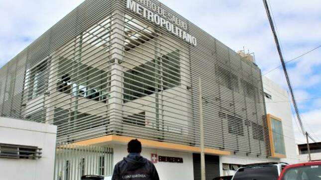 La Contraloría General detectó un perjuicio económico de S/ 1 633 390 en la obra Mejoramiento de los servicios de salud del Centro de Salud Metropolitano, causado por el pago de equipos médicos que no cumplían las especificaciones técnicas y la aprobación de una ampliación excepcional del plazo para la ejecución de la obra.