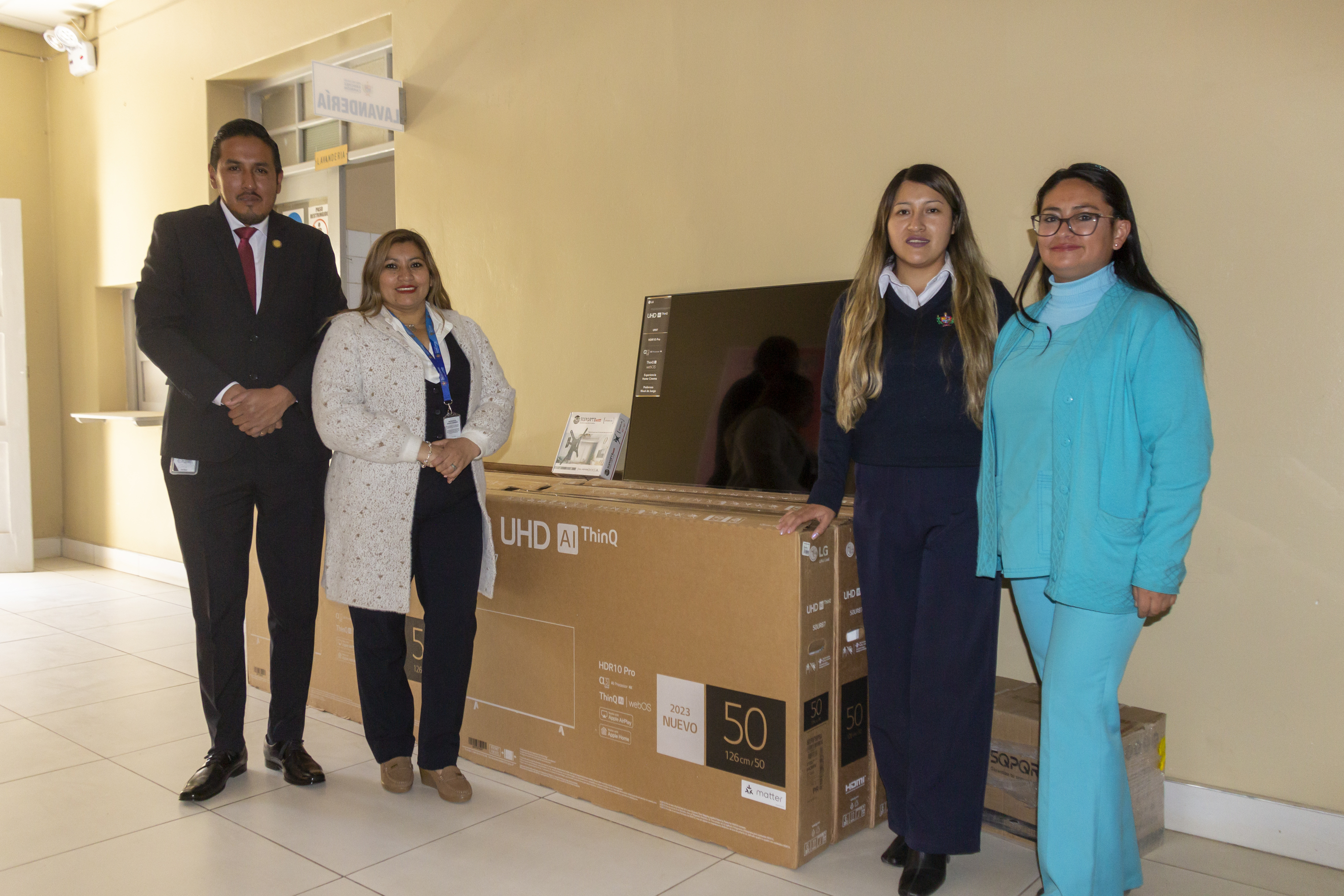 Mejorando la experiencia del paciente: entregan diez televisores al hospital Leoncio Prado