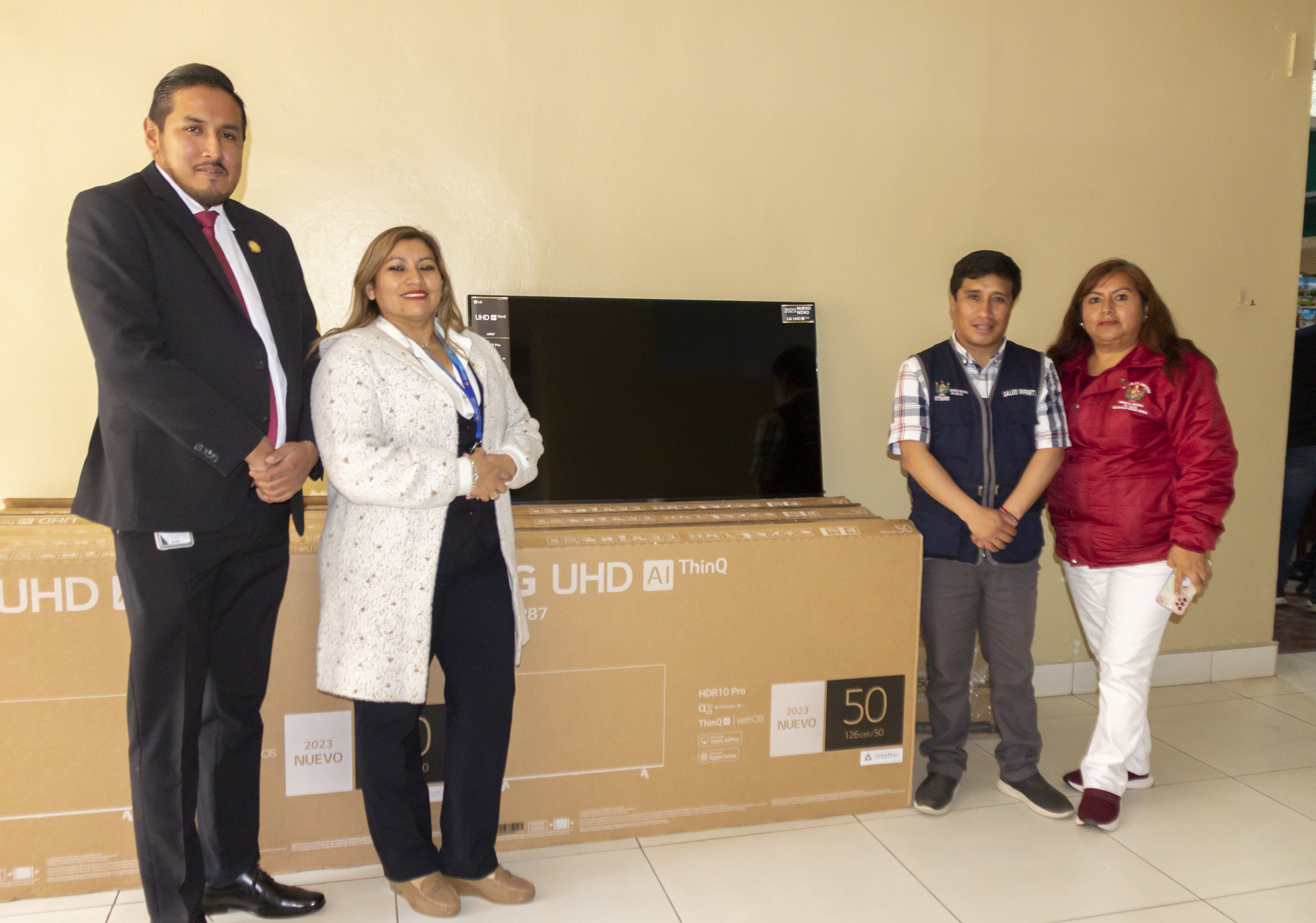 Mejorando la experiencia del paciente: entregan diez televisores al hospital Leoncio Prado