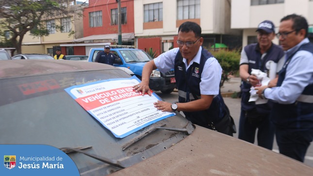 🚔 Personal de las Gerencias de Seguridad Ciudadana, Fiscalización y Servicios a la Ciudad y Desarrollo Sostenible en trabajo coordinado con el equipo de Acciones Rápidas, realizaron un nuevo operativo en la cuadra 24 de la Av. Garzón.
El objetivo de esta intervención fue hacer respetar las zonas rígidas donde vehículos se estacionan de manera irregular obstaculizando la libre circulación y entorpeciendo el libre tránsito. ⛔🚙 
💪 Continuaremos con estas acciones de fiscalización en todo el distrito.
#JesúsMaríaSomosTodos