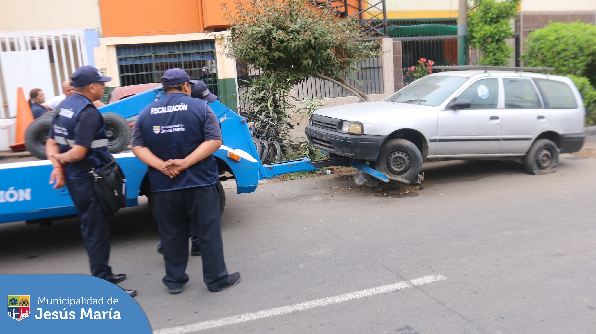 🚔 Personal de las Gerencias de Seguridad Ciudadana, Fiscalización y Servicios a la Ciudad y Desarrollo Sostenible en trabajo coordinado con el equipo de Acciones Rápidas, realizaron un nuevo operativo en la cuadra 24 de la Av. Garzón.
El objetivo de esta intervención fue hacer respetar las zonas rígidas donde vehículos se estacionan de manera irregular obstaculizando la libre circulación y entorpeciendo el libre tránsito. ⛔🚙
💪 Continuaremos con estas acciones de fiscalización en todo el distrito.
#JesúsMaríaSomosTodos
