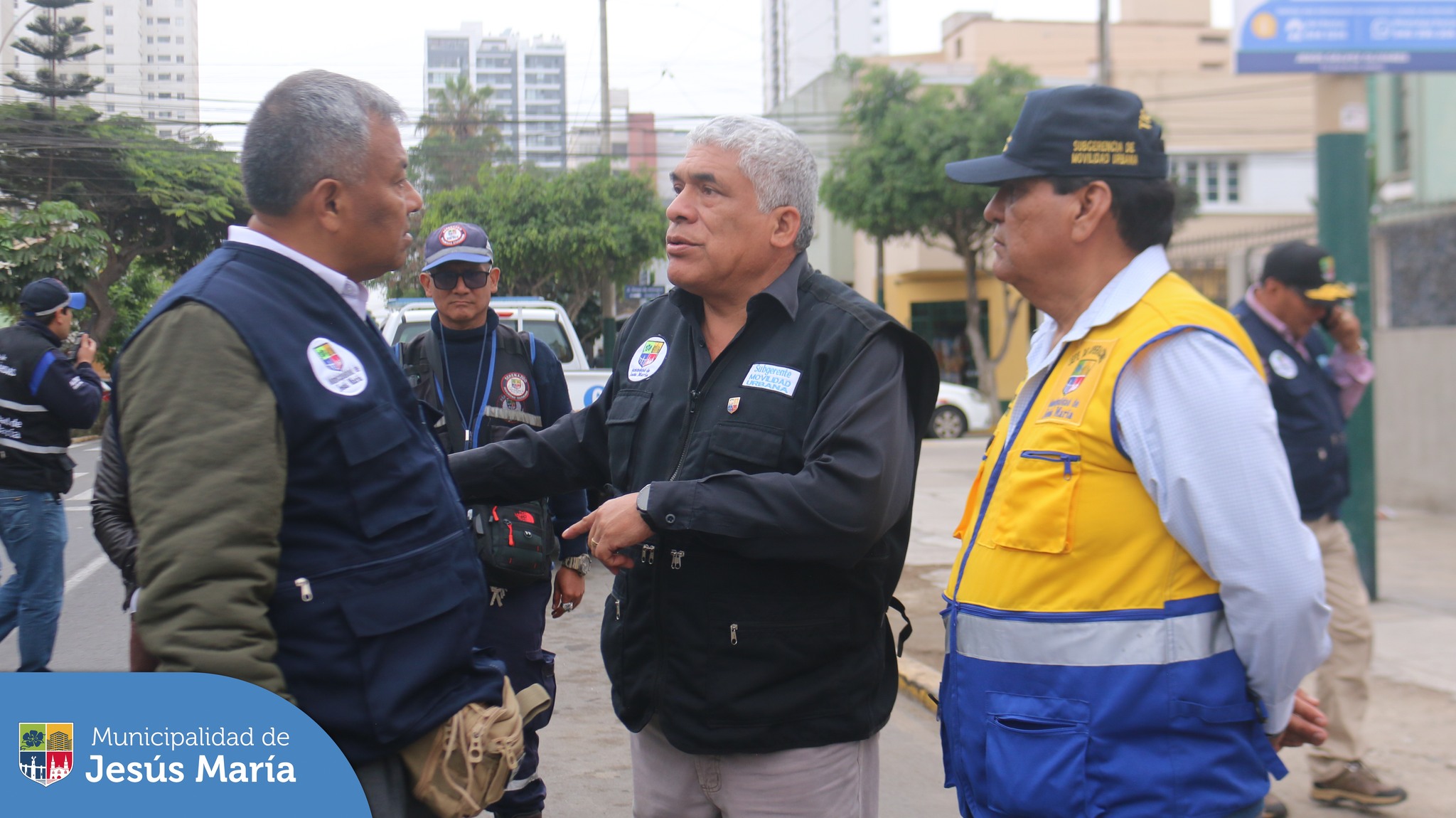 🚔 Personal de las Gerencias de Seguridad Ciudadana, Fiscalización y Servicios a la Ciudad y Desarrollo Sostenible en trabajo coordinado con el equipo de Acciones Rápidas, realizaron un nuevo operativo en la cuadra 24 de la Av. Garzón.
El objetivo de esta intervención fue hacer respetar las zonas rígidas donde vehículos se estacionan de manera irregular obstaculizando la libre circulación y entorpeciendo el libre tránsito. ⛔🚙
💪 Continuaremos con estas acciones de fiscalización en todo el distrito.
#JesúsMaríaSomosTodos