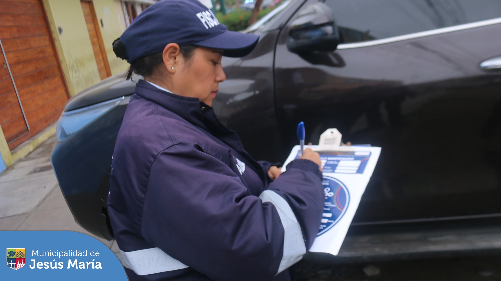 🚔 Personal de las Gerencias de Seguridad Ciudadana, Fiscalización y Servicios a la Ciudad y Desarrollo Sostenible en trabajo coordinado con el equipo de Acciones Rápidas, realizaron un nuevo operativo en la cuadra 24 de la Av. Garzón.
El objetivo de esta intervención fue hacer respetar las zonas rígidas donde vehículos se estacionan de manera irregular obstaculizando la libre circulación y entorpeciendo el libre tránsito. ⛔🚙
💪 Continuaremos con estas acciones de fiscalización en todo el distrito.
#JesúsMaríaSomosTodos