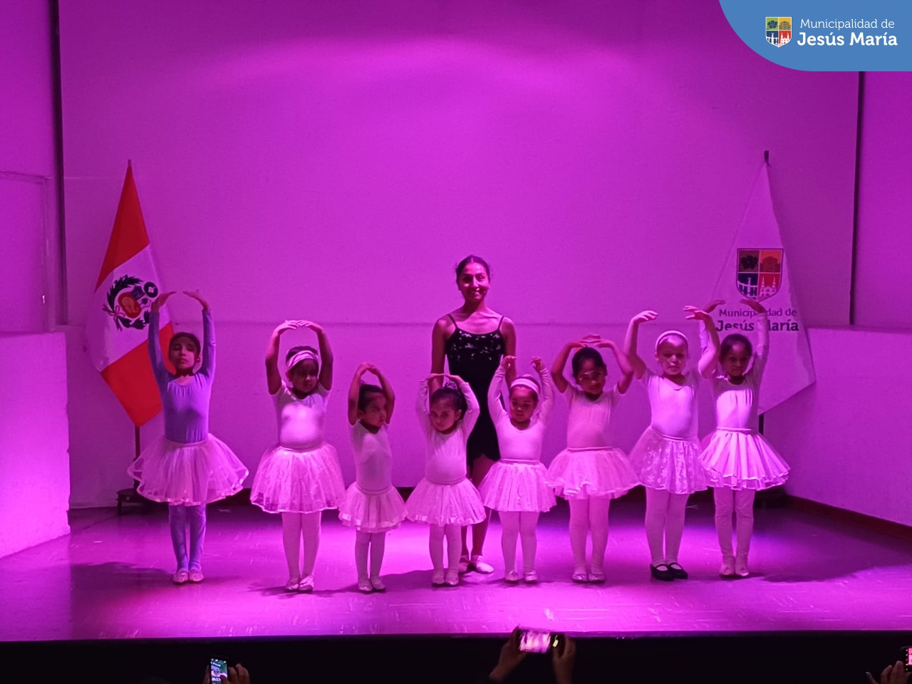 Sonrisas, entusiasmo y diversión se vivió en la 💜🩰♟️ Clausura de talleres de invierno 2023 🏹⚾💙. Nuestros pequeños jesusmarianos demostraron el desarrollo de sus habilidades y talentos en la presentación final 👏🏼.
✨ ¡Papitos! Recuerden que ya tenemos inscripciones abiertas para iniciar una primavera 🌼 muy divertida. Más información aquí https://bit.ly/3LhYpD8 o llamando al ☎️ 6141212 ax 7101.
#JesúsMaríaSomosTodos 🧒🏻👧🏻