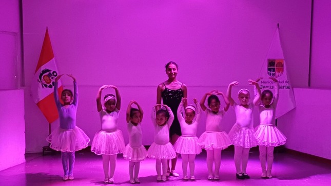 Sonrisas, entusiasmo y diversión se vivió en la 💜🩰♟️ Clausura de talleres de invierno 2023 🏹⚾💙. Nuestros pequeños jesusmarianos demostraron el desarrollo de sus habilidades y talentos en la presentación final 👏🏼.
✨ ¡Papitos! Recuerden que ya tenemos inscripciones abiertas para iniciar una primavera 🌼 muy divertida. Más información aquí https://bit.ly/3LhYpD8 o llamando al ☎️ 6141212 ax 7101.
#JesúsMaríaSomosTodos 🧒🏻👧🏻