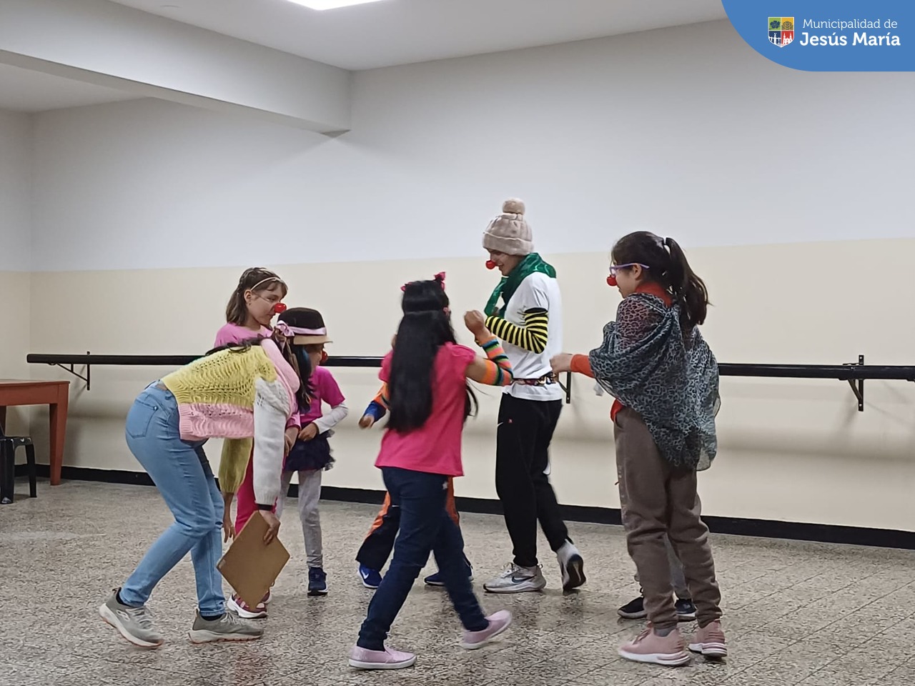 Sonrisas, entusiasmo y diversión se vivió en la 💜🩰♟️ Clausura de talleres de invierno 2023 🏹⚾💙. Nuestros pequeños jesusmarianos demostraron el desarrollo de sus habilidades y talentos en la presentación final 👏🏼.
✨ ¡Papitos! Recuerden que ya tenemos inscripciones abiertas para iniciar una primavera 🌼 muy divertida. Más información aquí https://bit.ly/3LhYpD8 o llamando al ☎️ 6141212 ax 7101.
#JesúsMaríaSomosTodos 🧒🏻👧🏻