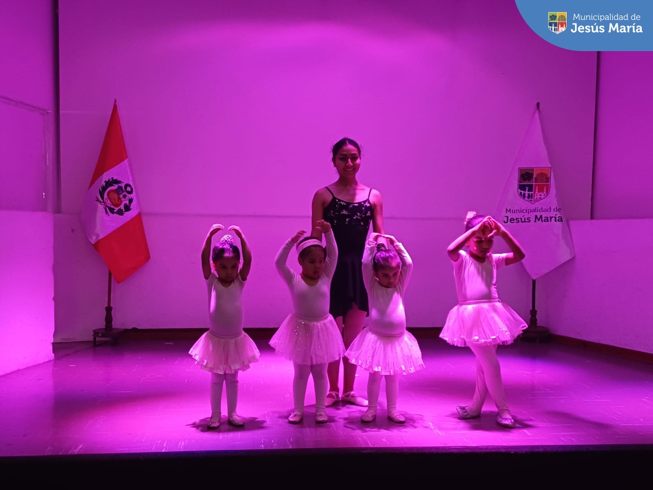 Sonrisas, entusiasmo y diversión se vivió en la 💜🩰♟️ Clausura de talleres de invierno 2023 🏹⚾💙. Nuestros pequeños jesusmarianos demostraron el desarrollo de sus habilidades y talentos en la presentación final 👏🏼.
✨ ¡Papitos! Recuerden que ya tenemos inscripciones abiertas para iniciar una primavera 🌼 muy divertida. Más información aquí https://bit.ly/3LhYpD8 o llamando al ☎️ 6141212 ax 7101.
#JesúsMaríaSomosTodos 🧒🏻👧🏻