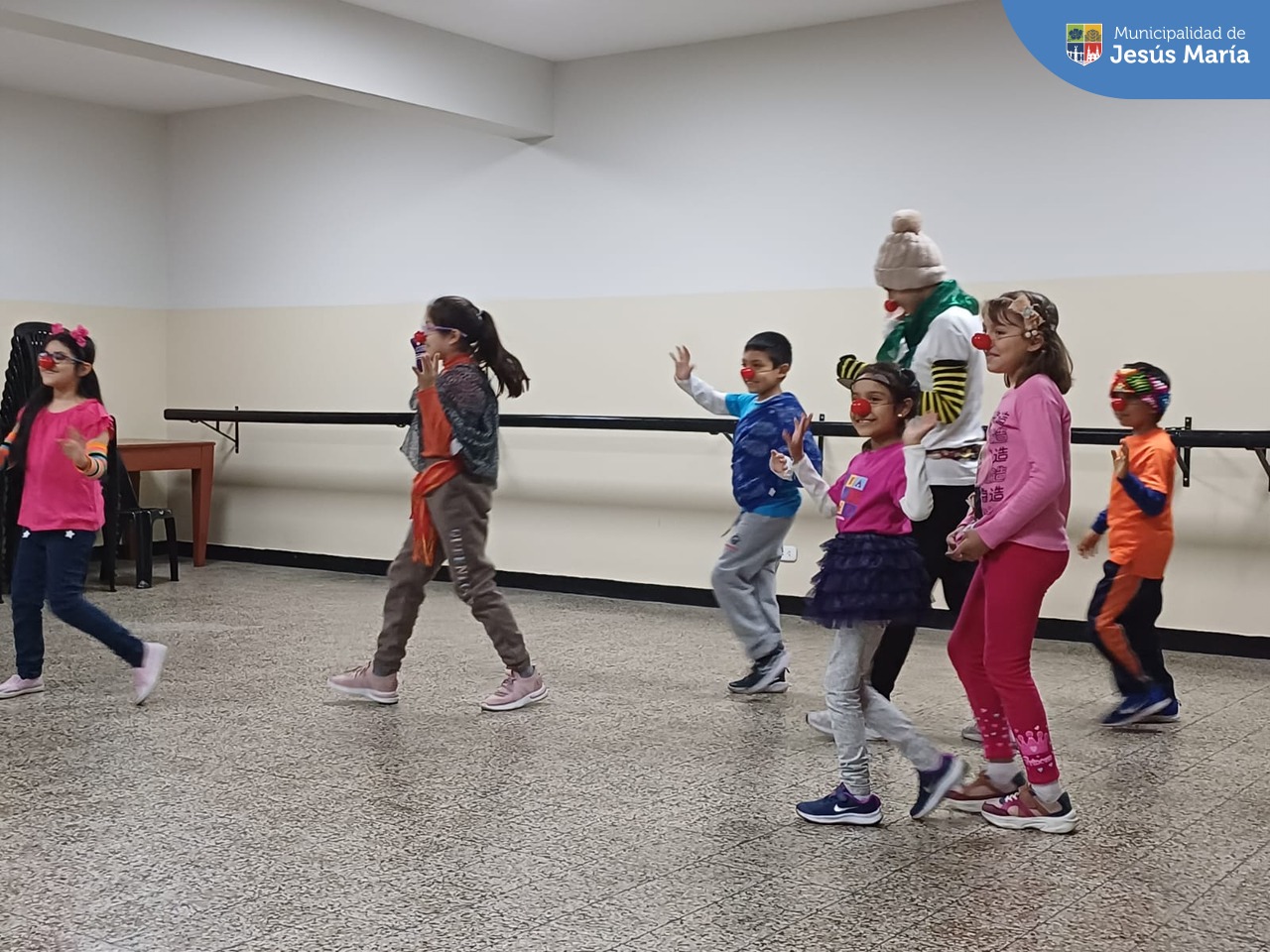 Sonrisas, entusiasmo y diversión se vivió en la 💜🩰♟️ Clausura de talleres de invierno 2023 🏹⚾💙. Nuestros pequeños jesusmarianos demostraron el desarrollo de sus habilidades y talentos en la presentación final 👏🏼.
✨ ¡Papitos! Recuerden que ya tenemos inscripciones abiertas para iniciar una primavera 🌼 muy divertida. Más información aquí https://bit.ly/3LhYpD8 o llamando al ☎️ 6141212 ax 7101.
#JesúsMaríaSomosTodos 🧒🏻👧🏻