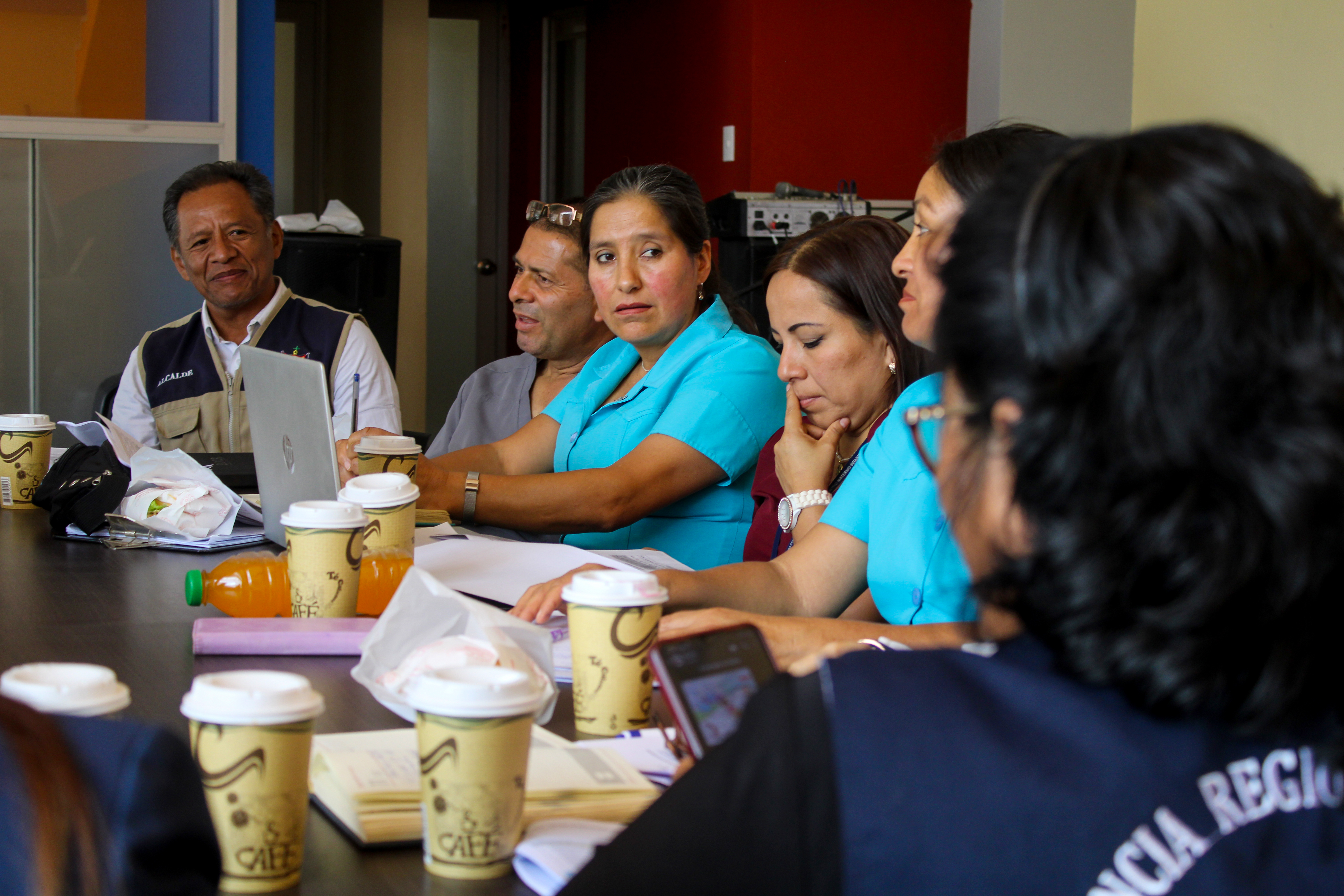 Avances en la Salud Infantil: El alcalde de Reque se Une a una jornada de evaluación y colaboración con la Gerencia Regional de Salud.