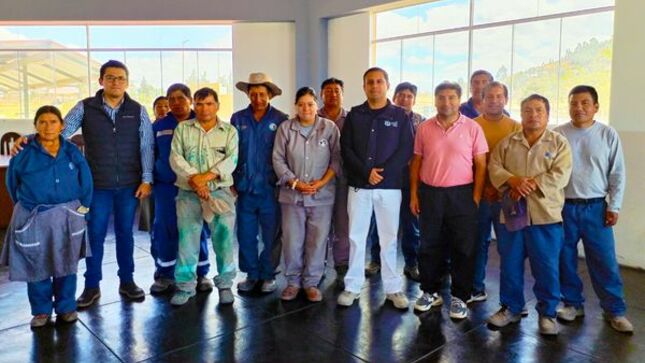 El personal del complejo Pecuario recibió capacitaciones sobre estrategias de saneamiento ambiental con el objetivo de mejorar las condiciones higiénicas y sanitarias del lugar. Estas capacitaciones fueron impartidas por expertos en el tema y se espera que brinden herramientas prácticas para garantizar un ambiente saludable.
La iniciativa surge como respuesta a la necesidad de promover buenas prácticas de higiene y cuidado del medio ambiente en Complejo Pecuario iscoconga. Se busca concientizar al personal sobre la importancia de mantener limpios los espacios, así como implementar medidas de prevención para evitar la propagación de enfermedades.
Las capacitaciones abordarán diferentes temas relacionados con el saneamiento ambiental, como la correcta disposición de residuos, el manejo adecuado de desechos orgánicos e inorgánicos, y la limpieza y desinfección de áreas comunes. También se enseñarán técnicas para prevenir la contaminación del agua y del suelo, así como el control de plagas y vectores.
Milton Velásquez, administrador del PPI manifestó que se espera que estas capacitaciones contribuyan a mejorar la calidad de vida de los trabajadores de la plaza pecuaria, Asimismo, se espera que estas estrategias de saneamiento ambiental sean replicadas en otros espacios similares, promoviendo así un cambio positivo en la comunidad.
El personal de la plaza peculiar se muestra entusiasmado ante esta oportunidad de aprendizaje y se compromete a aplicar lo aprendido en su trabajo diario. Se espera que, con estas capacitaciones, la plaza pecuaria se convierta en un referente en cuanto a buenas prácticas de saneamiento ambiental.