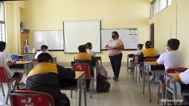 Docente dictando clase a alumnos