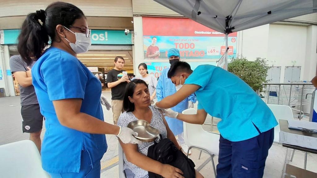 Centros comerciales de Lima sur se suman a la campaña de vacunación contra la covid-19