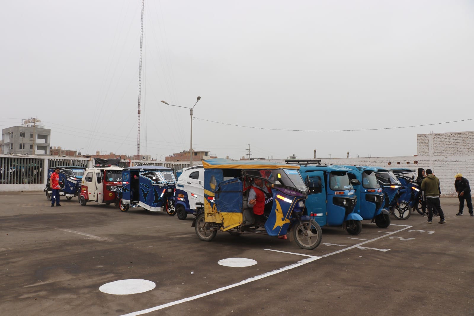 MUNICIPALIDAD DE HUAURA REORDENA PARADEROS DE LAS EMPRESAS DE MOTOTAXIS UBICADOS EN LOS MERCADOS DE ABASTOS CON RETEN EN LA EXPLANADA DEL ESTADIO MUNICIPAL.