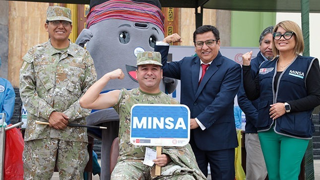 Ministro César Vásquez: “Vamos a proteger a más de 6000 miembros del Ejército con la dosis bivalente”