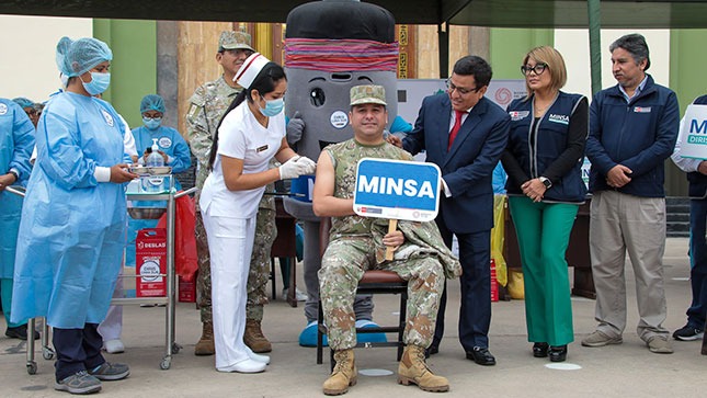 Ministro César Vásquez: “Vamos a proteger a más de 6000 miembros del Ejército con la dosis bivalente”