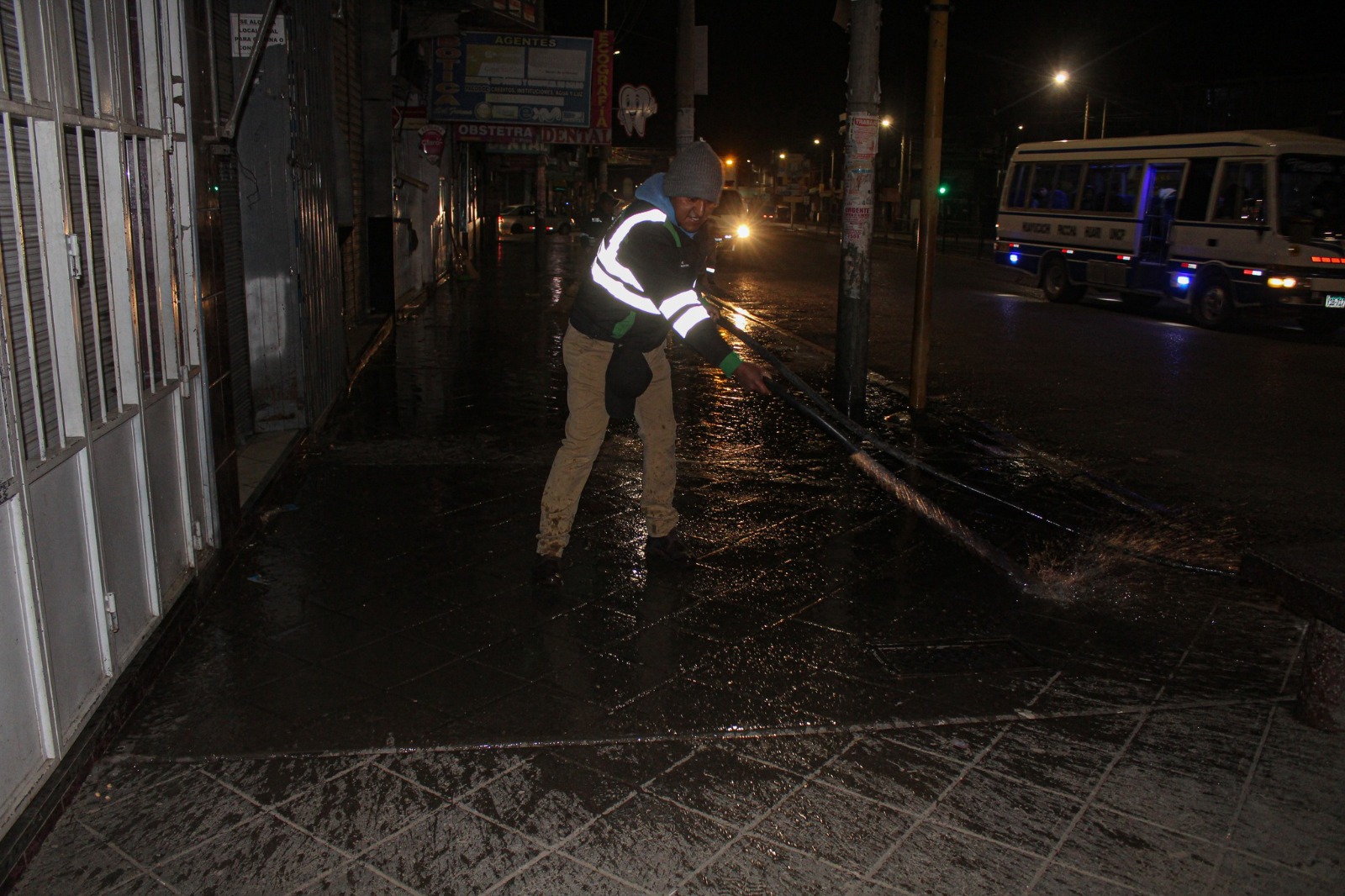 MPH realiza baldeado de la Av. Ferrocarril