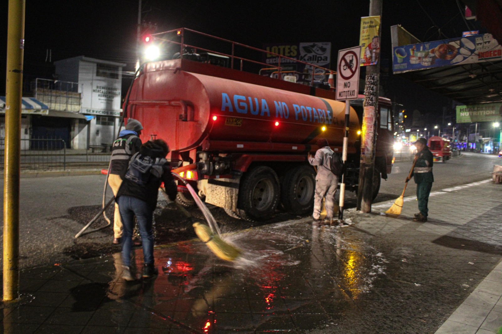 MPH realiza baldeado de la Av. Ferrocarril