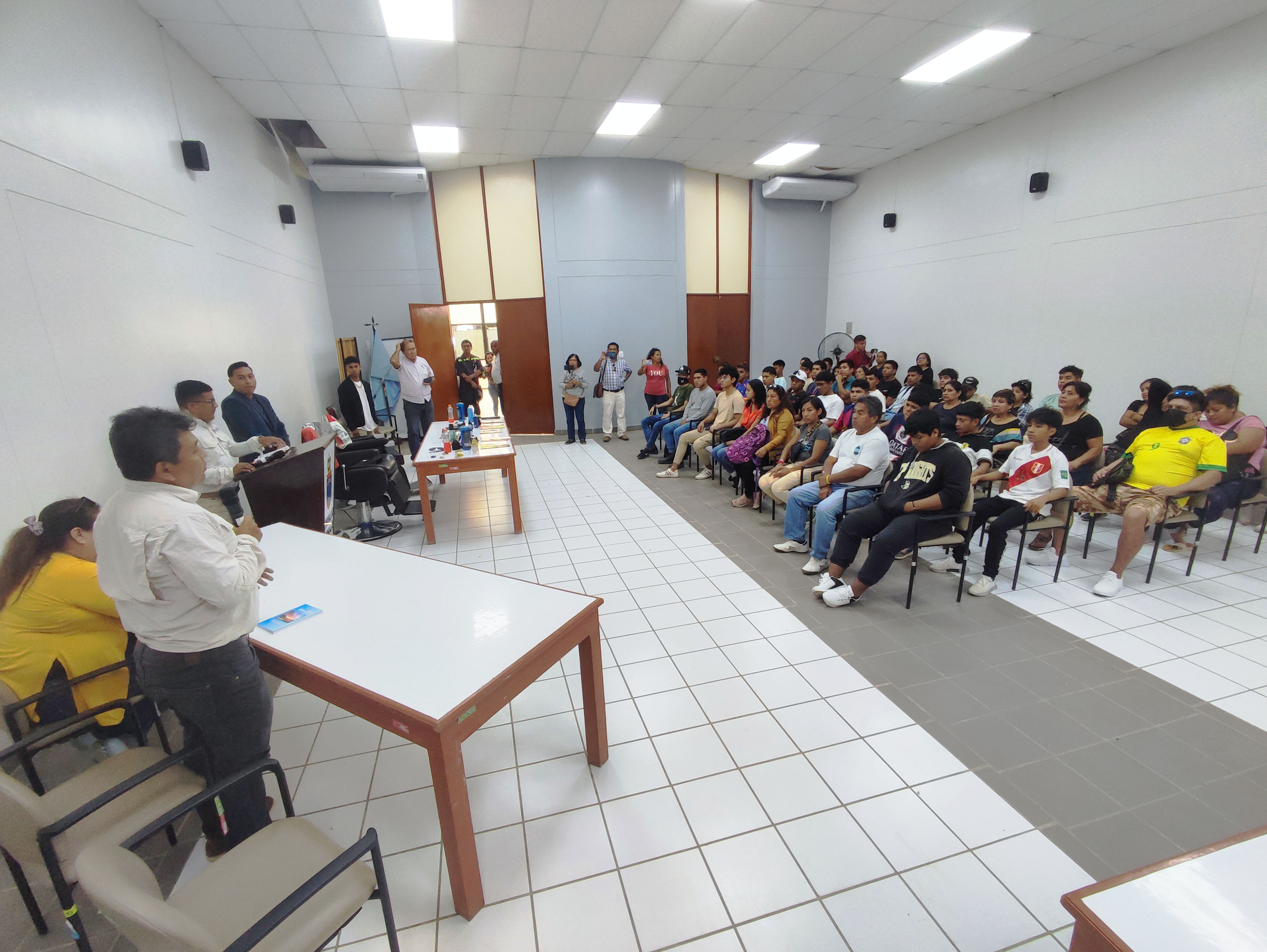 Inauguran taller de barbería.