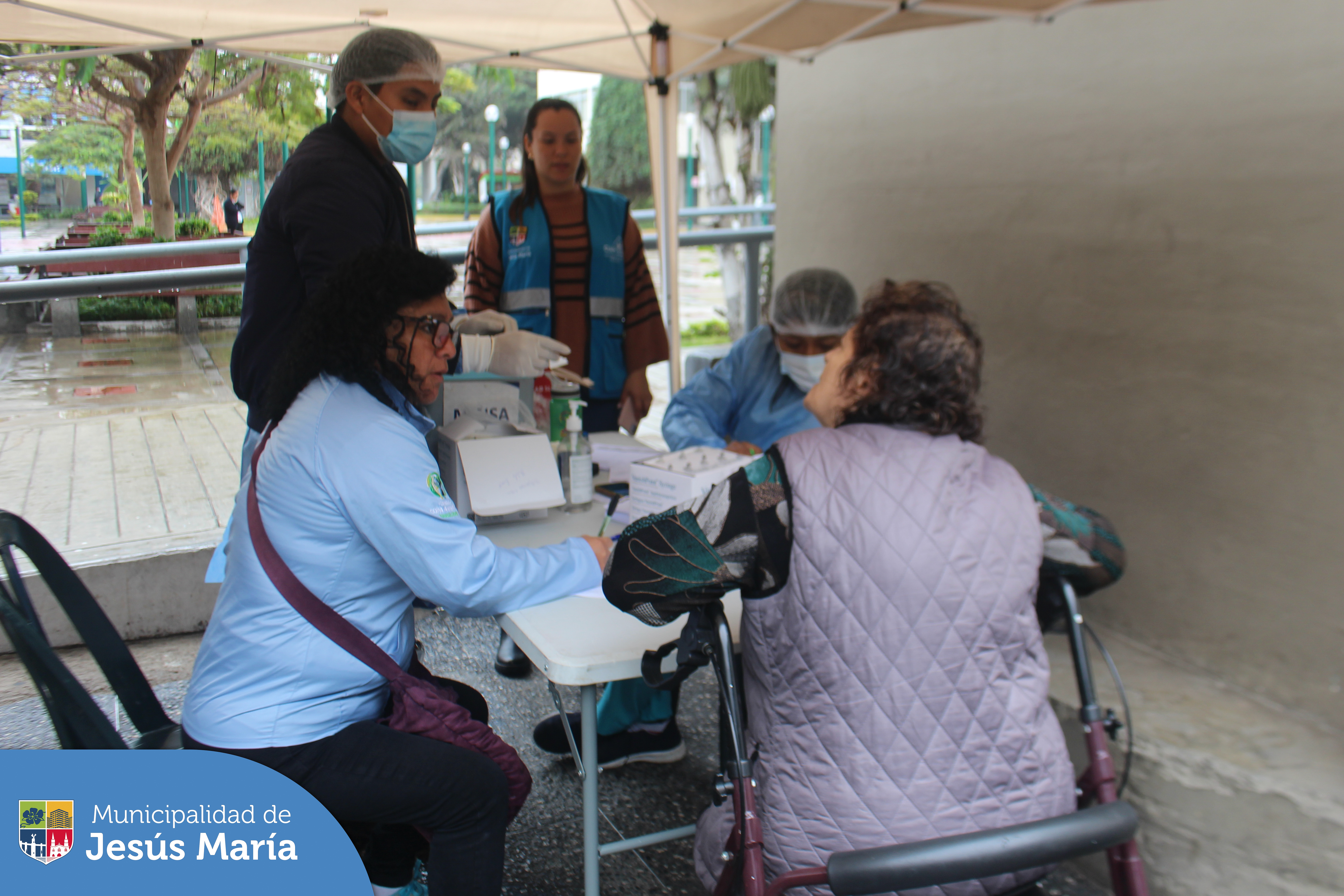 👏🏼 Se realizó la campaña de vacunación 💉 en la explanada del 🏙️ Conjunto Residencial San Felipe con el objetivo de brindarles a todos los jesusmarianos alternativas cercanas de inmunización que les permitan protegerse contra la #Influenza y el #Covid19.