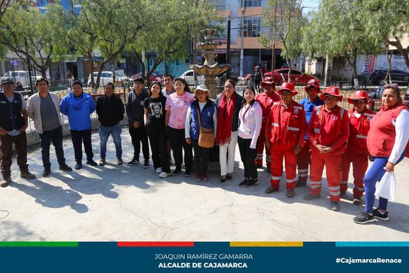 La Municipalidad Provincial de Cajamarca a través de la subgerencia de Gestión Ambiental viene realizando trabajos de mantenimiento del parque San Martín.
👉Los trabajos consisten en la instalación de 6 farolas de luz para el alumbrado público, además del resembrado de áreas verdes, pintado de bancas, poda de arboles y sembrado de plantas ornamentales. .
✅En esta actividad se sumaron los jóvenes de la facultad de Derecho de la Universidad Privada del Norte, el comité vecinal del Barrio San Martín y los trabajadores de la subgerencia de Gestión Ambiental.
🥳Desde la comuna locas continuaremos recuperando las áreas verdes de nuestra ciudad, para mantenerlas limpias y ordenadas.