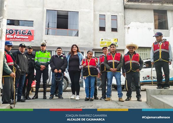 El coordinador del Comité Provincial de Seguridad Ciudadana - COPROSEC, mayor PNP (r) Augusto Pérez Rodríguez, en un trabajo articulado con los presidentes y vicepresidentes de las juntas vecinales de los diferente sectores de la ciudad viene realizando rondas vecinales preventivas y disuasivas.
✅En esta oportunidad se desarrolló en el sector 3, barrio San Pedro, con la participación de la Sra. Fiorela Jagger Portilla, vicepresidenta, rondas urbanas con el Sr. Leo Cueva Iparraguirre, Patrullaje Integrado – Serenazgo, realizando un recorrido por los lugares de mayor incidencia delictiva.
Estas actividades se desarrollaran continuamente en cada sector con la finalidad de trabajar en coordinación en favor de la seguridad, esperando contar con la presencia de todos los vecinos e instituciones que permitan tener una ciudad más segura.