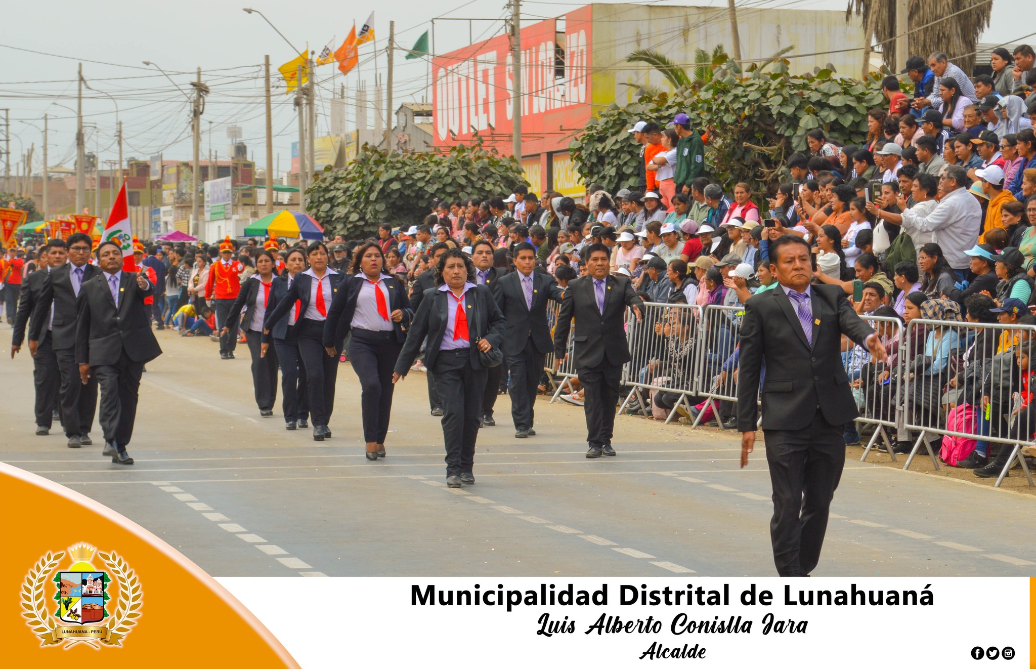 En el marco del 467° Aniversario de la Fundación Española de la Villa de Santa María de Cañete, el Alcalde del Distrito de Lunahuaná, Sr. Luis Alberto Conislla Jara, se puso de pie para aplaudir a la delegación Educativa de nuestra localidad, I.E.P. N° 20154 San Jerónimo junto a su Director Eraldo Vicente Sánchez, docentes y alumnos.