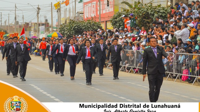 En el marco del 467° Aniversario de la Fundación Española de la Villa de Santa María de Cañete, el Alcalde del Distrito de Lunahuaná, Sr. Luis Alberto Conislla Jara, se puso de pie para aplaudir a la delegación Educativa de nuestra localidad, I.E.P. N° 20154 San Jerónimo junto a su Director Eraldo Vicente Sánchez, docentes y alumnos.