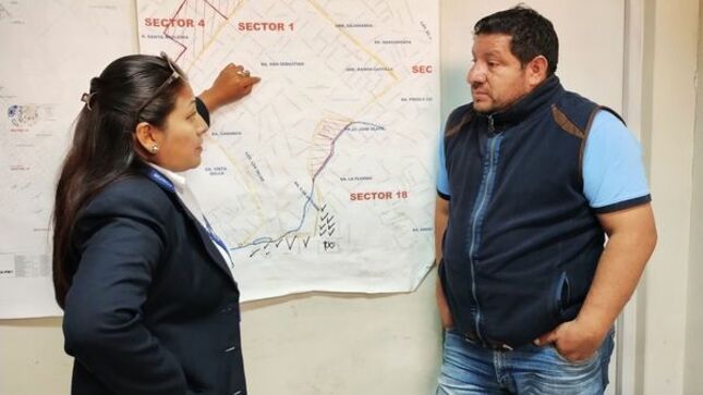 La gerente de Transporte y Seguridad Vial, Edith Chuco Gutiérrez, continúa con la ardua labor de reunirse con los diferentes presidentes vecinales de la ciudad para conocer y dar solución sobre la problemática de sus sectores. 
👉En esta oportunidad, se reunió con el presidente del Sector 01 San Sebastián, Gilberto Estrada, el mismo que presentó los principales problemas en tema de seguridad vial que atraviesa su sector.
✅La autoridad municipal, recorrió  las diferentes calles constatando in situ la necesidad y en un corto plazo resolver el problema de fluidez del tránsito vehicular haciendo respetar el Reglamento Nacional de Tránsito y las normas que rigen en la municipalidad infraccionando o remolcando vehículos al depósito municipal para aquellos conductores que se estacionan en zona prohibida o rígida.
🤝Gilberto Estrada, presidente del sector San Sebastián, agradeció a la actual gestión edil por esta iniciativa que busca trabajar de manera coordinada con los presidentes vecinales y así darle solución inmediata a los problemas que se tiene en los 24 sectores de la ciudad.