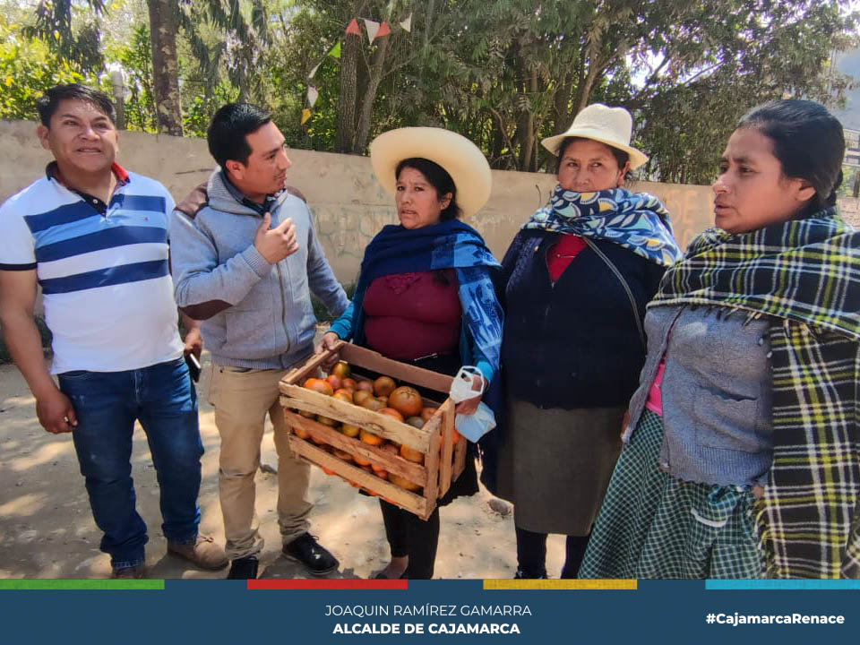 En un trabajo coordinado, social y humanitario, el Banco de Alimentos de la Cajamarca realiz贸 una significativa donaci贸n de media tonelada de mandarinas a la subgerencia de Programas Sociales de Empadronamiento, la cual forma parte del 谩rea de Desarrollo Social de la Municipalidad Provincial de Cajamarca.
馃憠En un acto cargado de solidaridad, el subgerente de Programas Sociales, Robert Ventura, encabez贸 la entrega de esta valiosa donaci贸n a los Comedores Populares y a los comit茅s del Vaso de Leche, quienes desempe帽an un papel esencial en la lucha contra la inseguridad alimentaria en la comunidad.
馃Esta generosa contribuci贸n del Banco de Alimentos no solo alivia las necesidades alimentarias de quienes m谩s lo necesitan en nuestra comunidad, sino que tambi茅n demuestra el compromiso de la sociedad y las instituciones locales en la construcci贸n de un Cajamarca m谩s inclusivo y solidario.
馃棧El subgerente Robert Ventura expres贸 su agradecimiento al Banco de Alimentos de Cajamarca y resalt贸 la importancia de la colaboraci贸n entre el sector p煤blico y el sector privado en la b煤squeda de soluciones efectivas para los desaf铆os sociales.
Adem谩s, destac贸 la labor incansable de los Comedores Populares y los Comit茅s del Vaso de Leche en la distribuci贸n equitativa de estos alimentos entre las familias m谩s vulnerables.