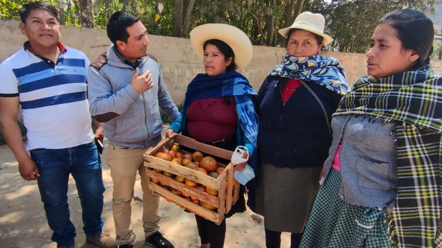 En un trabajo coordinado, social y humanitario, el Banco de Alimentos de la Cajamarca realizó una significativa donación de media tonelada de mandarinas a la subgerencia de Programas Sociales de Empadronamiento, la cual forma parte del área de Desarrollo Social de la Municipalidad Provincial de Cajamarca. 
👉En un acto cargado de solidaridad, el subgerente de Programas Sociales, Robert Ventura, encabezó la entrega de esta valiosa donación a los Comedores Populares y a los comités del Vaso de Leche, quienes desempeñan un papel esencial en la lucha contra la inseguridad alimentaria en la comunidad.
🤝Esta generosa contribución del Banco de Alimentos no solo alivia las necesidades alimentarias de quienes más lo necesitan en nuestra comunidad, sino que también demuestra el compromiso de la sociedad y las instituciones locales en la construcción de un Cajamarca más inclusivo y solidario.
🗣El subgerente Robert Ventura expresó su agradecimiento al Banco de Alimentos de Cajamarca y resaltó la importancia de la colaboración entre el sector público y el sector privado en la búsqueda de soluciones efectivas para los desafíos sociales. 
Además, destacó la labor incansable de los Comedores Populares y los Comités del Vaso de Leche en la distribución equitativa de estos alimentos entre las familias más vulnerables.