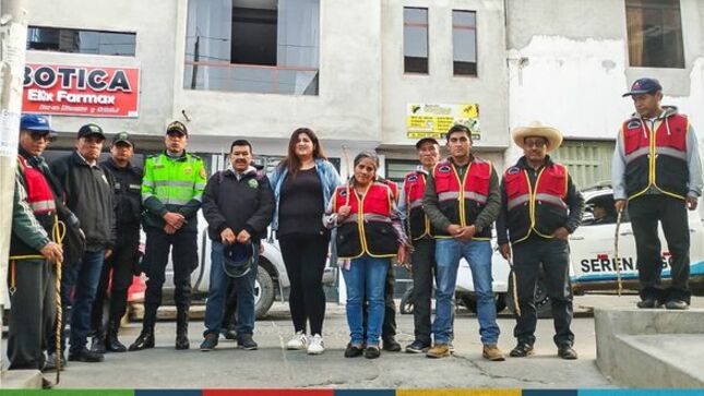 Continuando con el compromiso de ordenar el tránsito vehicular en nuestra ciudad, así como reducir los accidentes de tránsito, la Municipalidad Provincial de Cajamarca a través de la gerencia de Transporte y Seguridad Vial, viene realizando la limpieza y mantenimiento del sistema de semaforización peatonal y vehicular en toda la ciudad. 
✅Estas acciones se ejecutan en la intersección de la 𝐀𝐯. 𝐌𝐚𝐞𝐬𝐭𝐫𝐨 𝐲 𝐀𝐯. 𝐋𝐨𝐬 𝐡𝐞́𝐫𝐨𝐞𝐬 (𝐋𝐚 𝐑𝐞𝐜𝐨𝐥𝐞𝐭𝐚), las mismas que consistieron en la limpieza de la estructura y caras vehiculares de los semáforos y  en el mantenimiento de las lámparas.