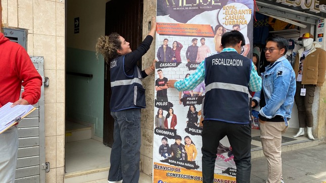 Aplicando el principio de autoridad, se decomisaron carteles y publicidad de comerciantes  expuestos en la vía pública, a pesar de haber reiterado a comerciantes que liberen los espacios públicos. 
⚠️La Municipalidad Provincial de Cajamarca, a través de la gerencia de Desarrollo Económico, realizó un operativo, procediendo a decomisar diversos paneles, carteles, roll screem o productos de tiendas que están ubicadas en el centro histórico y no respetan los espacios públicos (veredas) colocando sus productos o publicidad que impide el libre tránsito y la seguridad que todos los cajamarquinos necesitan al transitar por el centro histórico, todo esto en el marco de la Ordenanza Municipal N° 737 - CMPC
👉🏻El operativo se realizó en el jirón Amalia Puga, jirón Belén y toda la extensión del jirón Amazonas. Con el apoyo de personal de serenazgo e inspectores municipales, quienes a pesar del riesgo contra su integridad física por parte de los malos comerciantes, no escatimaron esfuerzos para cumplir con los objetivos en bien de la comunidad cajamarquina.
✅Lo que buscamos es mantener el respeto, el orden y que las actividades comerciales se realicen sin atentar contra la tranquilidad y el bienestar de los miles de cajamarquinos que normalmente van por esta parte de Cajamarca. 