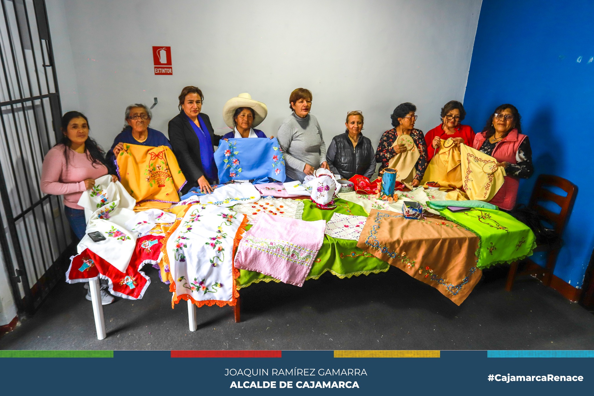 La Municipalidad Provincial de Cajamarca acondicion贸 un espacio para mujeres emprendedoras y con discapacidad que puedan generar algunos ingresos econ贸micos con la elaboraci贸n de manualidades y otros trabajos que permitan mejorar su calidad de vida.
馃馃УEste programa se viene desarrollando desde febrero del presente a帽o con la participaci贸n de 28 mujeres emprendedoras bajo la gu铆a de la artista y reconocida cajamarquina, Nancy Mendoza, quien es la encargada de brindar conocimientos y apoyar a todas las madres que est谩n dentro de este programa ofertado por la oficina de atenci贸n a personas con discapacidad.
鉁匢nvitamos a todos los cajamarquinos a comprar sus productos y ayudar al esfuerzo que diariamente realizan. Ademas, este programa recibir谩 nuevas estudiantes en enero del pr贸ximo a帽o de manera exclusiva para personas con discapacidad o familiares de las mismas.