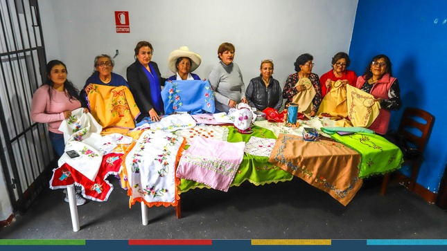 La Municipalidad Provincial de Cajamarca acondicionó un espacio para mujeres emprendedoras y con discapacidad que puedan generar algunos ingresos económicos con la elaboración de manualidades y otros trabajos que permitan mejorar su calidad de vida.
🪡🧵Este programa se viene desarrollando desde febrero del presente año con la participación de 28 mujeres emprendedoras bajo la guía de la artista y reconocida cajamarquina, Nancy Mendoza, quien es la encargada de brindar conocimientos y apoyar a todas las madres que están dentro de este programa ofertado por la oficina de atención a personas con discapacidad. 
✅Invitamos a todos los cajamarquinos a comprar sus productos y ayudar al esfuerzo que diariamente realizan. Ademas, este programa recibirá nuevas estudiantes en enero del próximo año de manera exclusiva para personas con discapacidad o familiares de las mismas. 