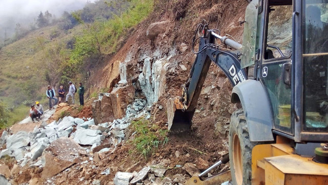 🟥🟩🟦 || Descolmatación de quebrada Chorro Blanco, relleno y recuperación de Vía, Voladura de roca en Carretera zona Chacchacal 