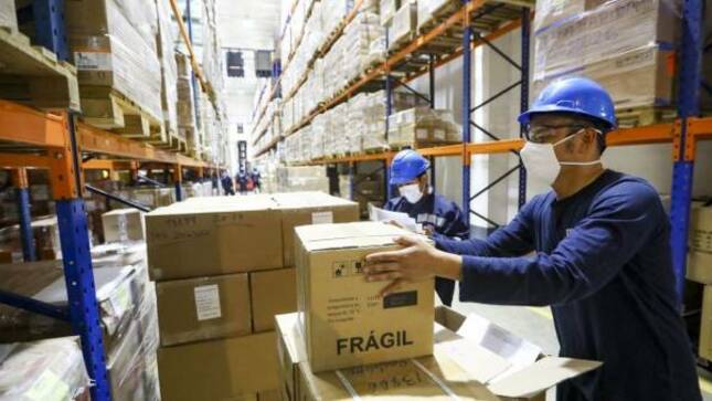 La Contraloría General alertó que productos farmacéuticos, dispositivos médicos y productos sanitarios que se encuentran en los almacenes refrigerados y no refrigerados del Centro Nacional de Abastecimiento de Recursos Estratégicos en Salud (CENARES), ubicados en el Callao y Lurín, no cuentan con la cobertura de seguros necesaria ante la ocurrencia de siniestros, lo que podría ocasionar pérdidas económicas, desabastecimiento y afectar la salud pública.