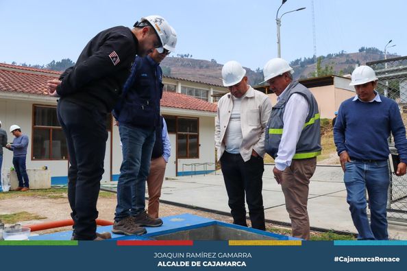 El alcalde provincial Joaquin Ramírez Gamarra en compañía de directivos de Newmont y ALAC realizaron una visita a la planta de tratamiento de agua El Milagro de la EPS SEDACAJ con la finalidad de supervisar su funcionamiento y la operatividad en la captación, tratamiento y calidad del agua que se abastece a los cajamarquinos.
🤝Durante el recorrido, la primera autoridad edil reafirmó su compromiso de trabajo articulado para garantizar que el vital liquido elemento llegué a todos los hogares de la ciudad; en ese mismo sentido Abdul Rahman, Director General de la unidad de negocios para Perú de Newmont; Gonzalo Eyzaguirre, Gerente General de Newmont; y Darío Zegarra Gerente País de Newmont, resaltaron el trabajo mancomunado que permitirá la construcción de nueva infraestructura para el objetivo de agua para Cajamarca.