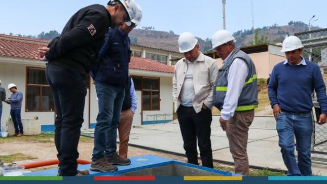 El alcalde provincial Joaquin Ramírez Gamarra en compañía de directivos de Newmont y ALAC realizaron una visita a la planta de tratamiento de agua El Milagro de la EPS SEDACAJ con la finalidad de supervisar su funcionamiento y la operatividad en la captación, tratamiento y calidad del agua que se abastece a los cajamarquinos.
🤝Durante el recorrido, la primera autoridad edil reafirmó su compromiso de trabajo articulado para garantizar que el vital liquido elemento llegué a todos los hogares de la ciudad; en ese mismo sentido Abdul Rahman, Director General de la unidad de negocios para Perú de Newmont; Gonzalo Eyzaguirre, Gerente General de Newmont; y Darío Zegarra Gerente País de Newmont, resaltaron el trabajo mancomunado que permitirá la construcción de nueva infraestructura para el objetivo de agua para Cajamarca.